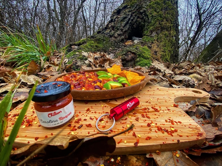 Chilis bab avokádóval és tortillával – erdőben készült